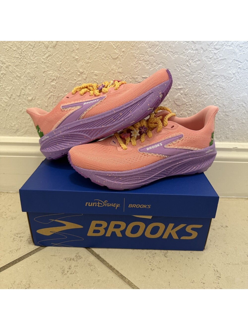 RunDisney Brooks Ghost 17 Princess Rapunzel Tangled Women's Size 8 Wide NEW